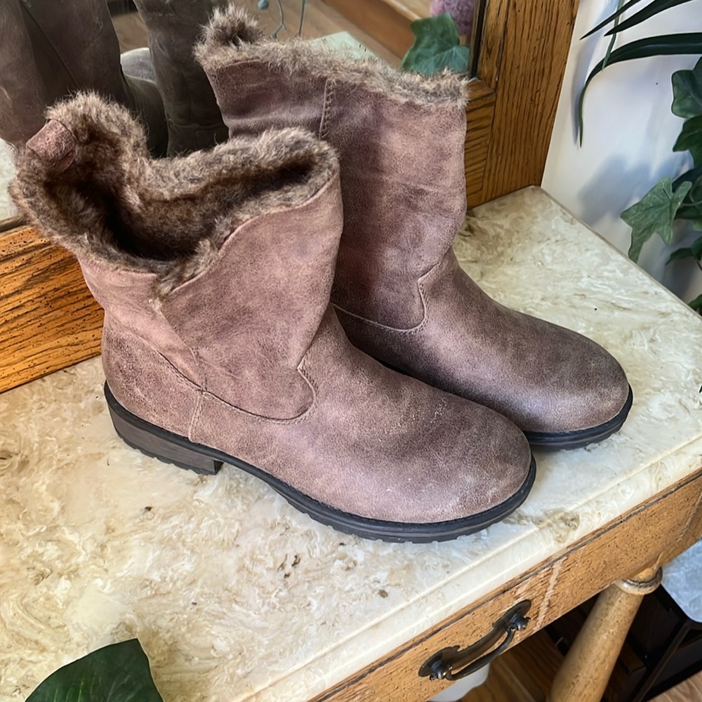 Ladies size 9 boots like new taupe with fur